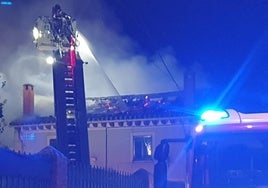 Los Bomberos de Burgos durante la intervención en la casa de Villímar.