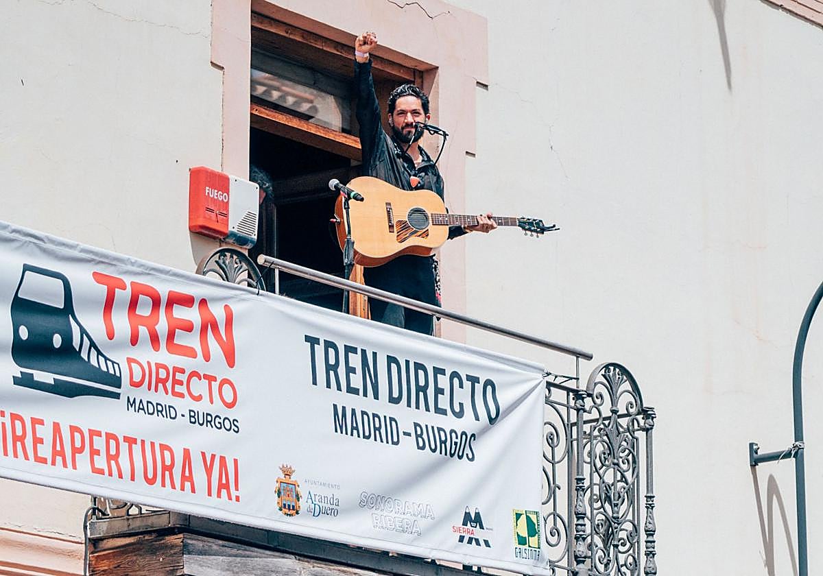 Uno de los carteles en los que se pide la reapertura del Tren Directo Madrid-Burgos.