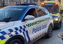 Imagen de archivo de una intervención de la Policía Local y emergencias sanitarias.