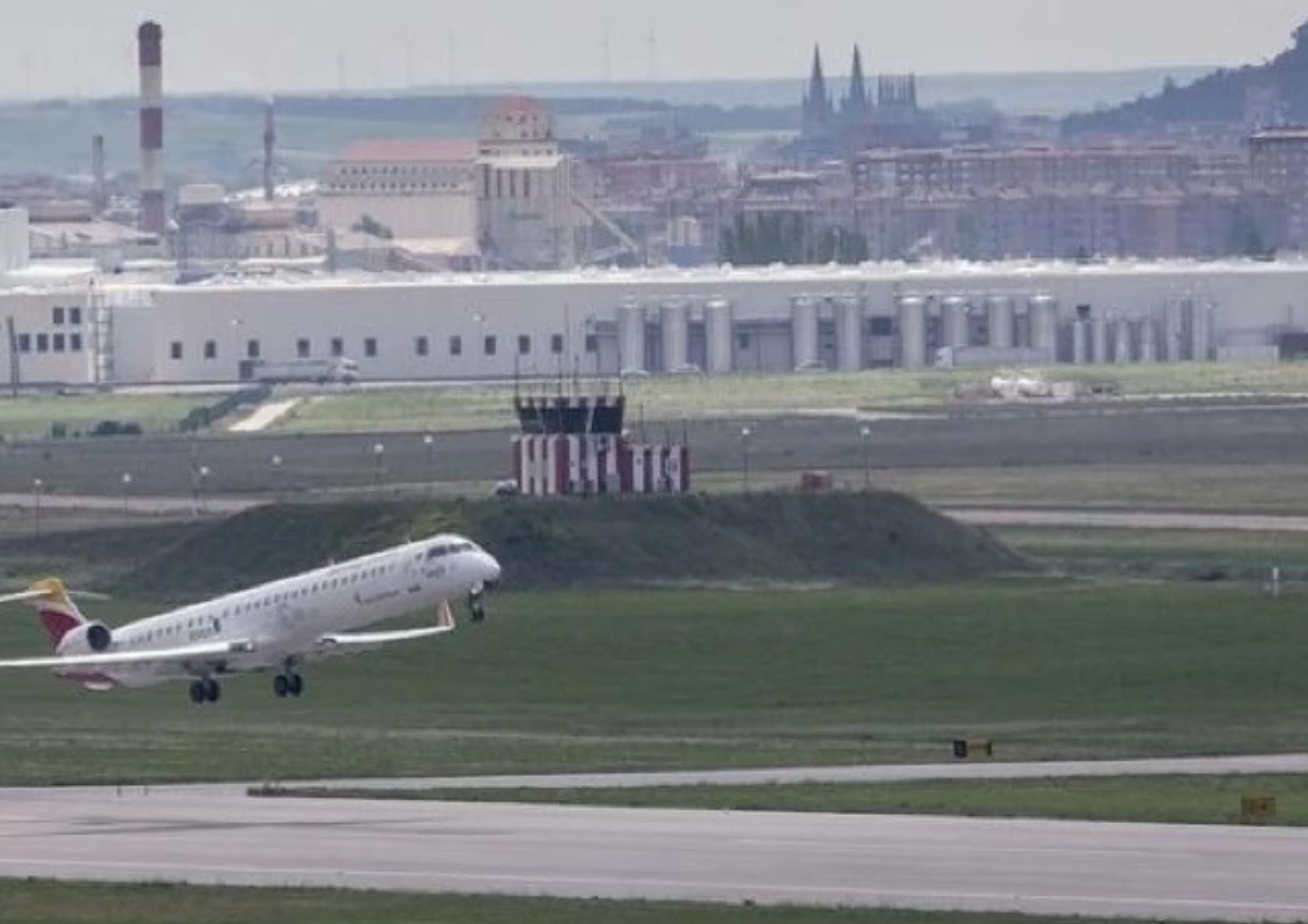 Imagen de archivo de un avión despegando del aeropuerto de Burgos.