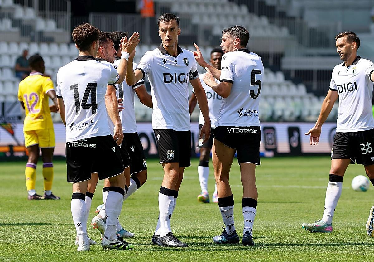 Aitor Córdoba, capitán del Burgos, felicitando a Curro tras marcar un penalti frente al Real Valladolid.