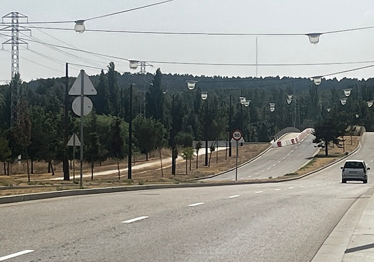 El carril cortado, a la izquierda de la carretera, en la foto.