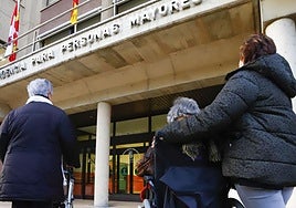 Acceso a la residencia de mayores de Miranda.