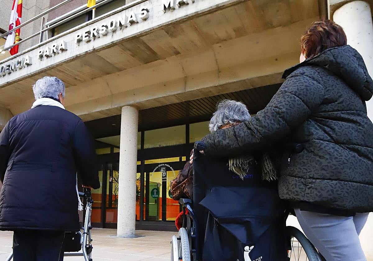 Acceso a la residencia de mayores de Miranda.