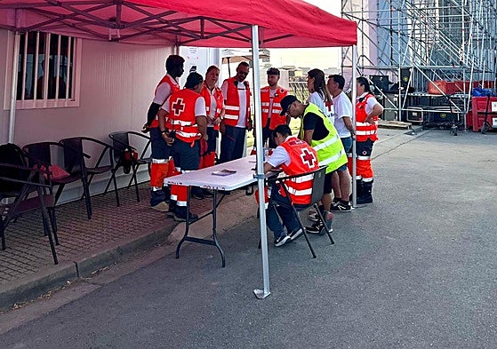 Voluntarios de Cruz Roja establecen el dispositivo de actuación en el Sonorama Ribera.