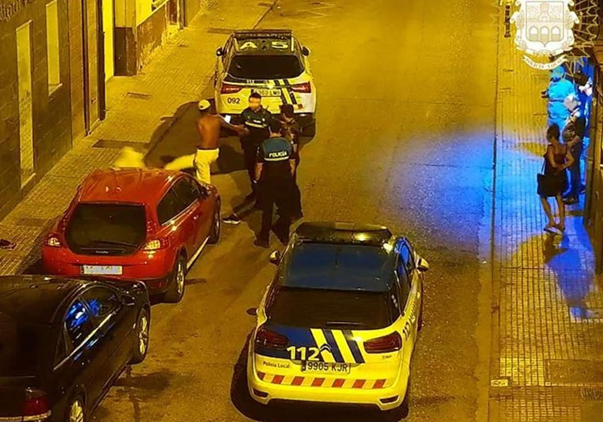 Detención de un hombre que estaba alterado y provocando a la gente este mes de julio en la calle Hospicio.