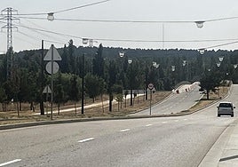 El carril cortado, a la izquierda de la carretera, en la foto.