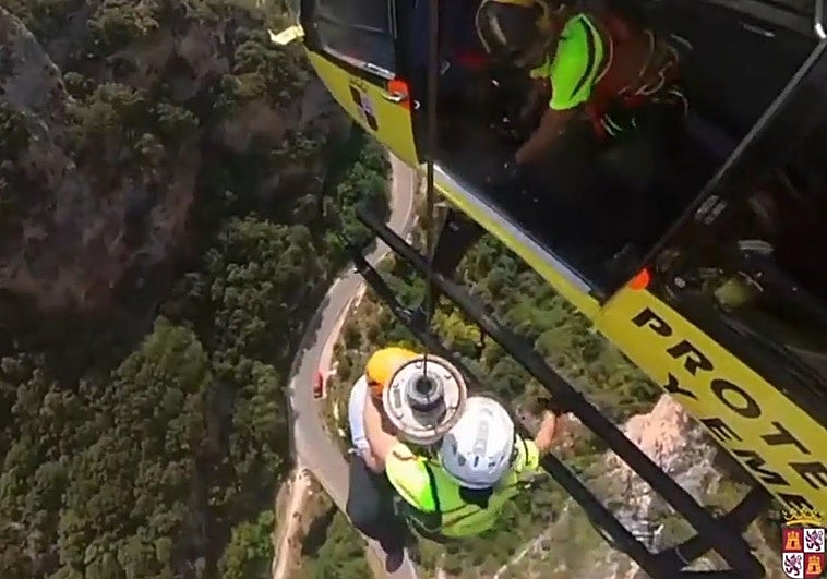 Momento en el que los rescatadores suben a uno de los escaladores de la vía Ferrata de Frías.