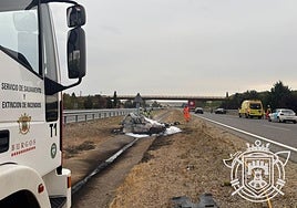 El coche siniestrado ha quedado completamente calcinado.