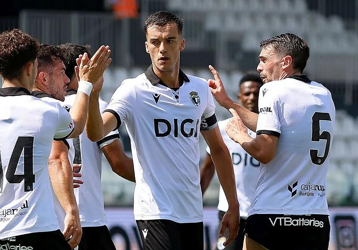 Aitor Córdoba, junto a sus compañeros, en el partido de pretemporada que disputaron en El Plantío frente al Real Valladolid