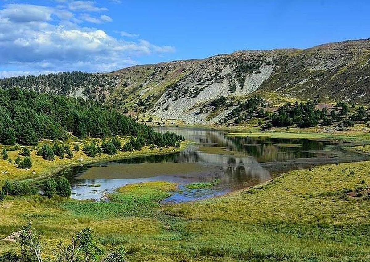 Imagen secundaria 1 - Imágenes del paisaje de las lagunas de Neila y recorrido de la ruta