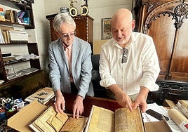 Pablo Molinero (i.) y Juanjo García, impulsores de la editorial Siloé, hojean los becerros.