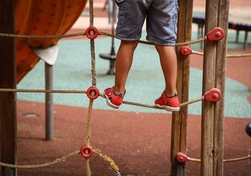 «Nuestros hijos no están seguros»: vecinos de Burgos denuncian el deterioro y abandono de un parque infantil