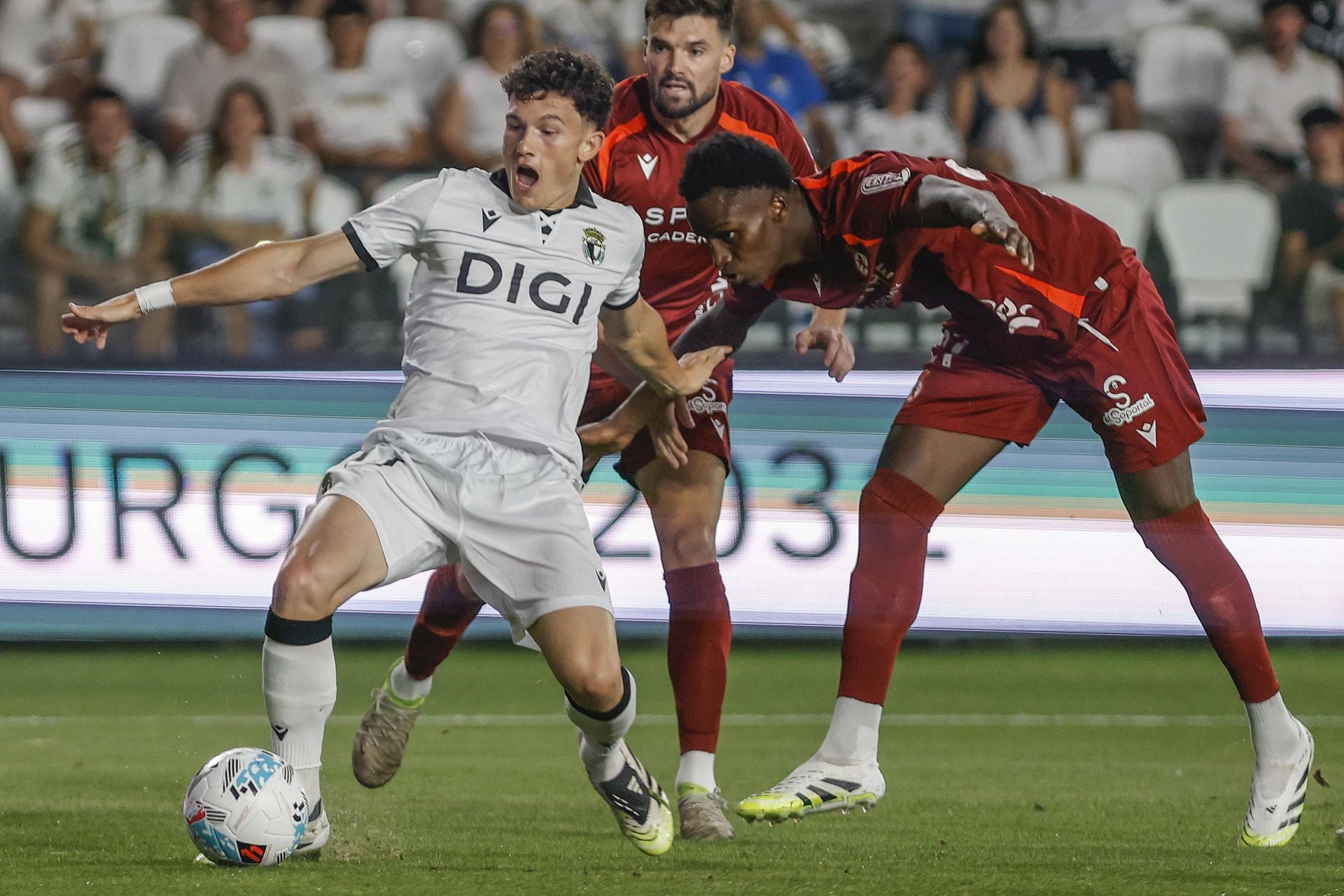 Todas las imágenes del primer derbi entre el Burgos CF y la CyD Leonesa
