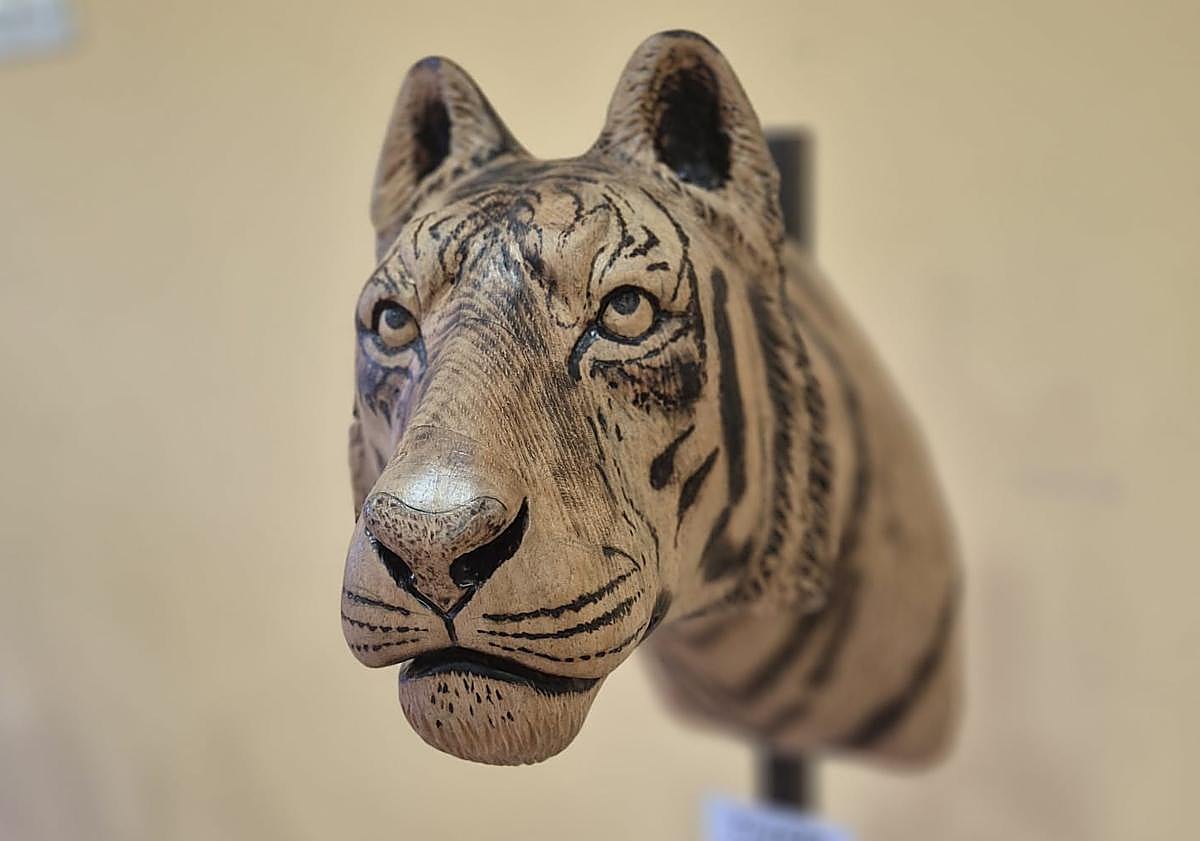 Imagen principal - Hacinas acoge una exposición de esculturas de animales en madera