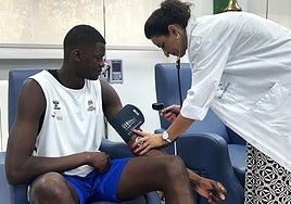 Nzosa, uno de los primeros en pasar el reconocimiento médico.