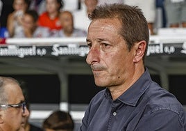 Luis Miguel Ramis, en el área técnica de El Plantío.