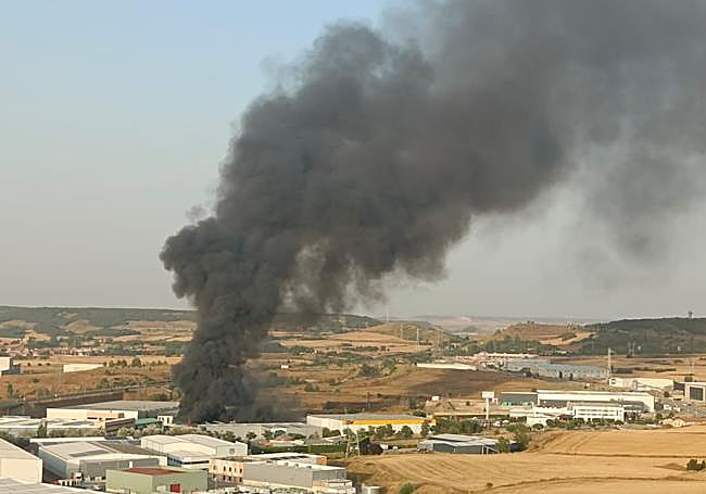 EL humo es visible desde mucha distancia.