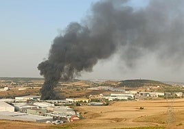 Un incendio arrasa la nave de Conbur