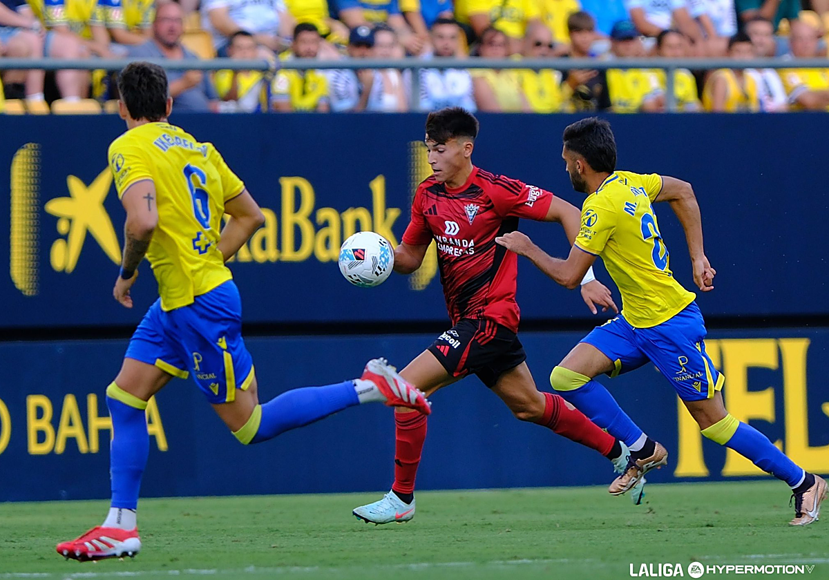 Jugadores del Cádiz CF y del CD Mirandés en el Estadio Nuevo Mirandilla