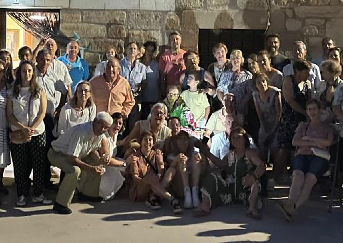 Imagen secundaria 1 - Ceferina Tobar durante la celebración de su cumpleaños.