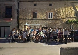 Vecinos de Tardajos junto con Ceferina (en medio) celebran que ha cumplido 100 años.