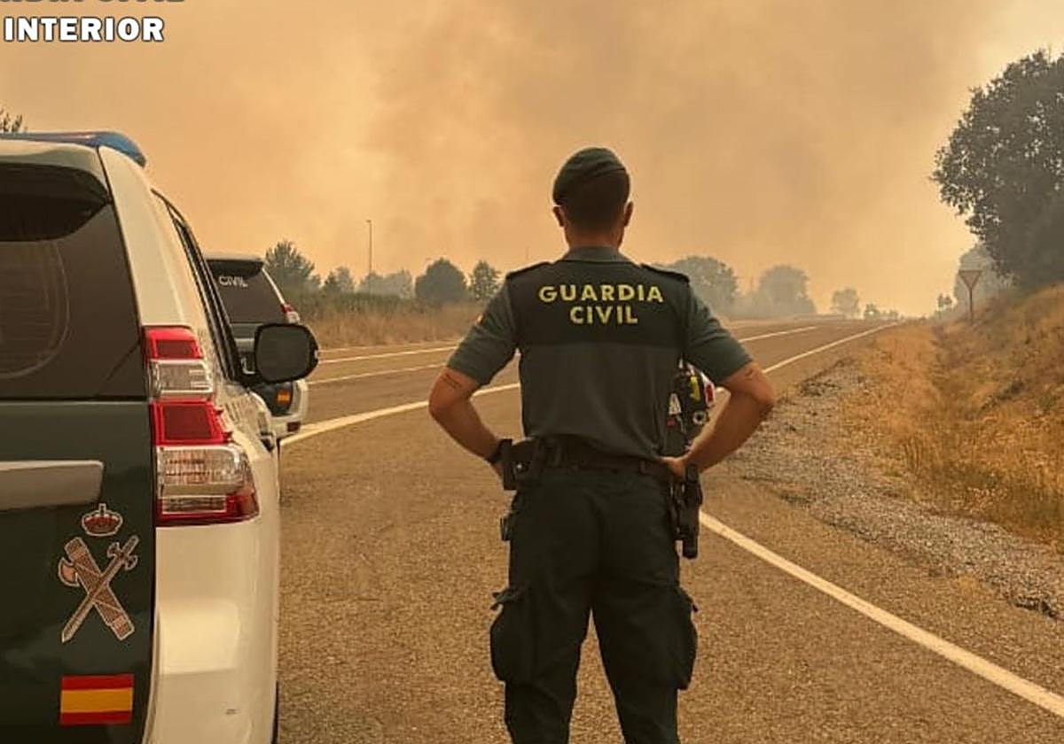 Un efectivo de la Guardia Civil de Burgos en el incendio.