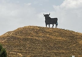 Toro de Osborne del Alto de Parapa, en Cameno, al lado de Briviesca, en la N-I.