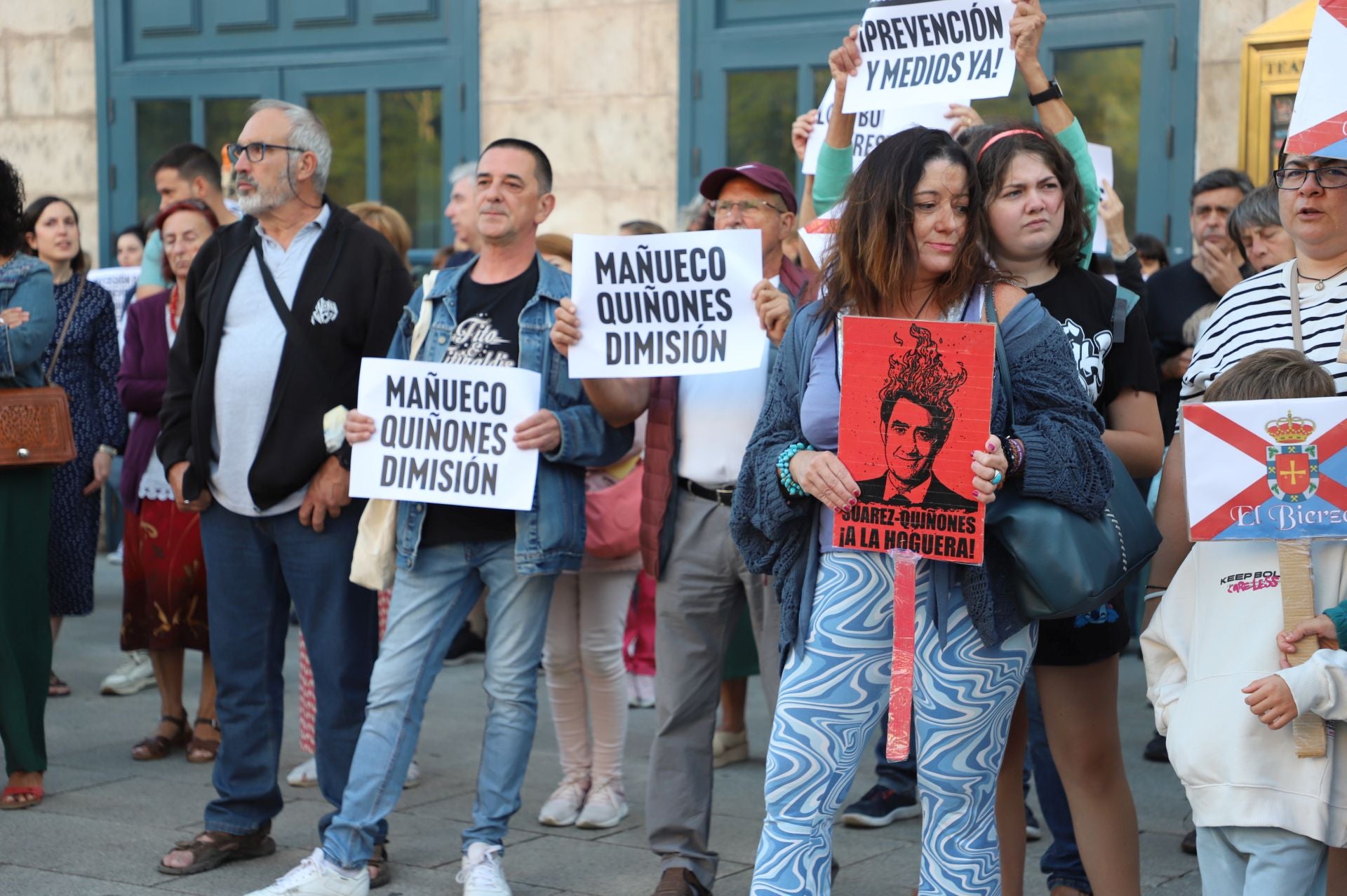 Así ha sido en imágenes la concentración contra la Junta en Burgos por la gestión de los incendios forestales