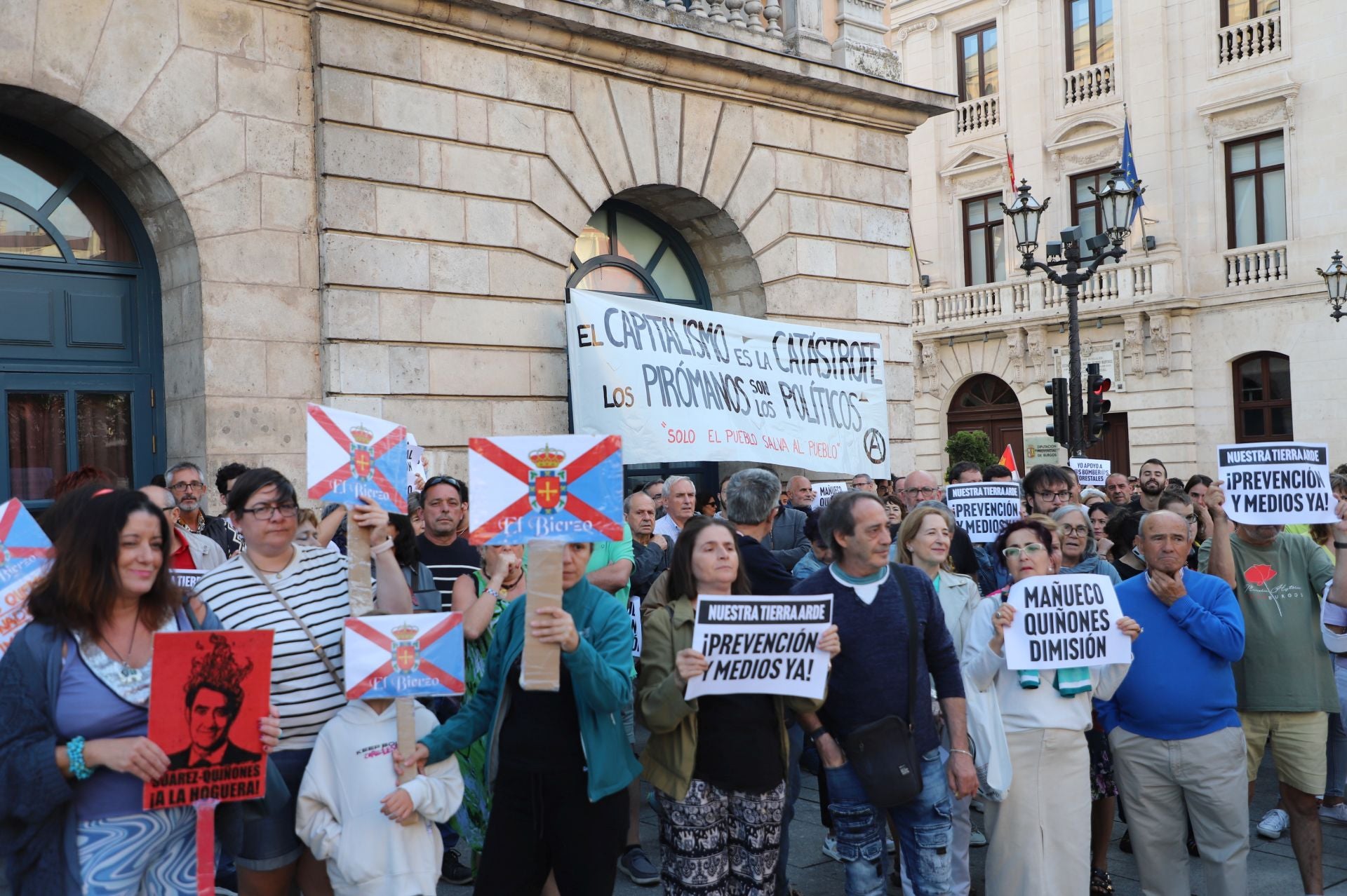 Así ha sido en imágenes la concentración contra la Junta en Burgos por la gestión de los incendios forestales