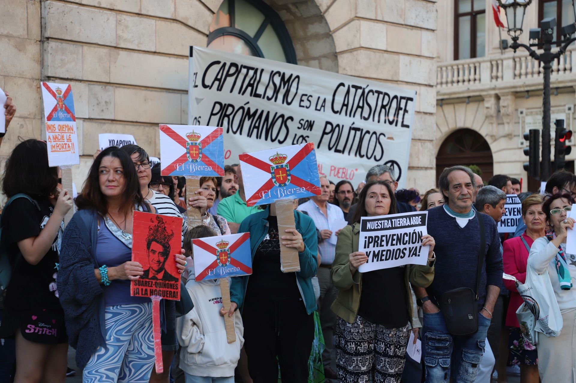 Así ha sido en imágenes la concentración contra la Junta en Burgos por la gestión de los incendios forestales