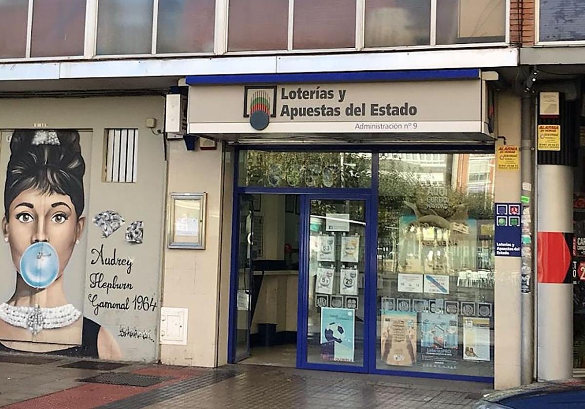Imagen de una de las dos administraciones de lotería de Burgos donde se ha vendido el primer premio.