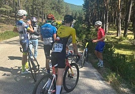 Imagen de la carrera parada tras el accidente masivo en la Vuelta Ciclista Junio Ribera del Duero.