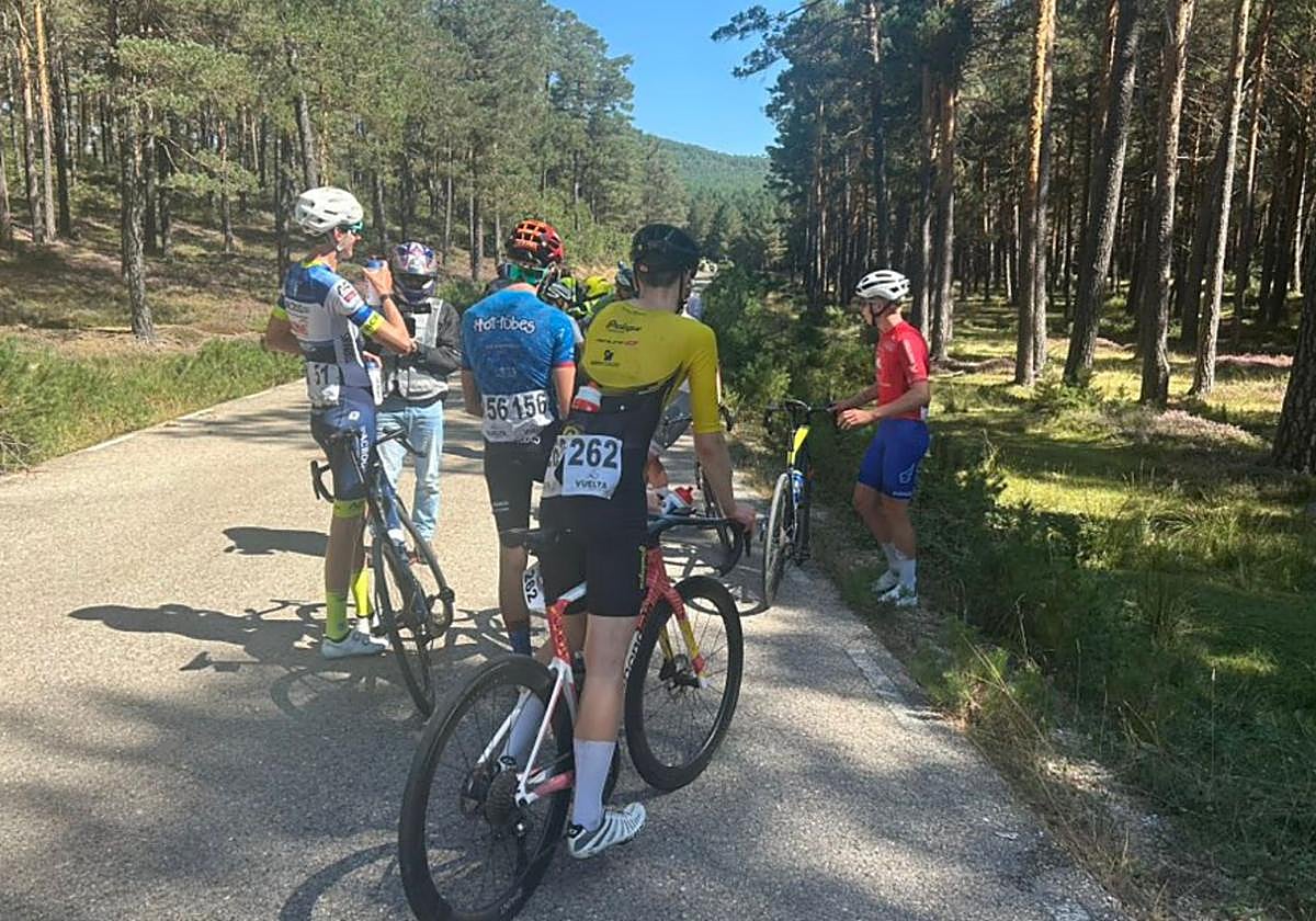 Imagen de la carrera parada tras el accidente masivo en la Vuelta Ciclista Junio Ribera del Duero.
