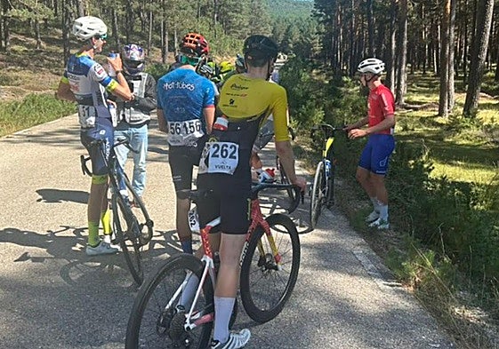 Momento en el que la prueba estaba parada tras ocurrir la caída múltiple.