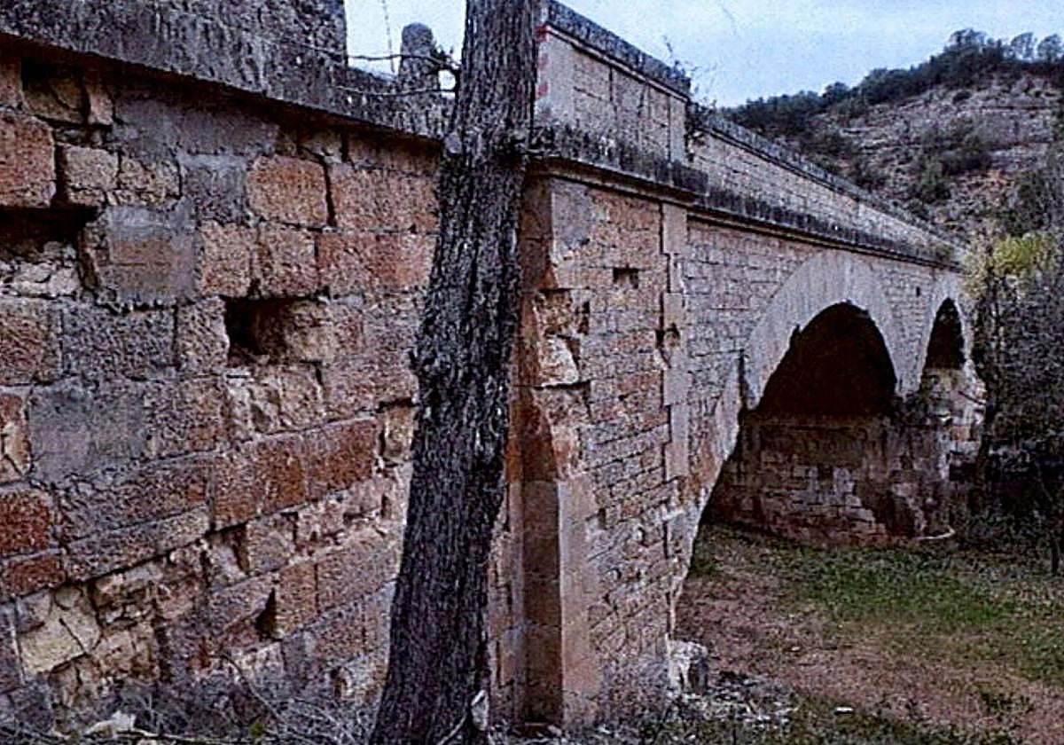 El estado del puente es muy deficiente con el consiguiente peligro que entraña.