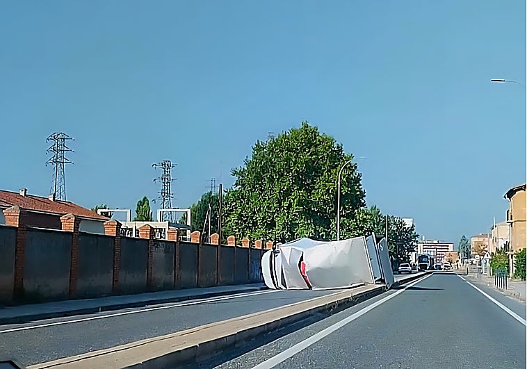 El camión ha cortado el tráfico durante varias horas
