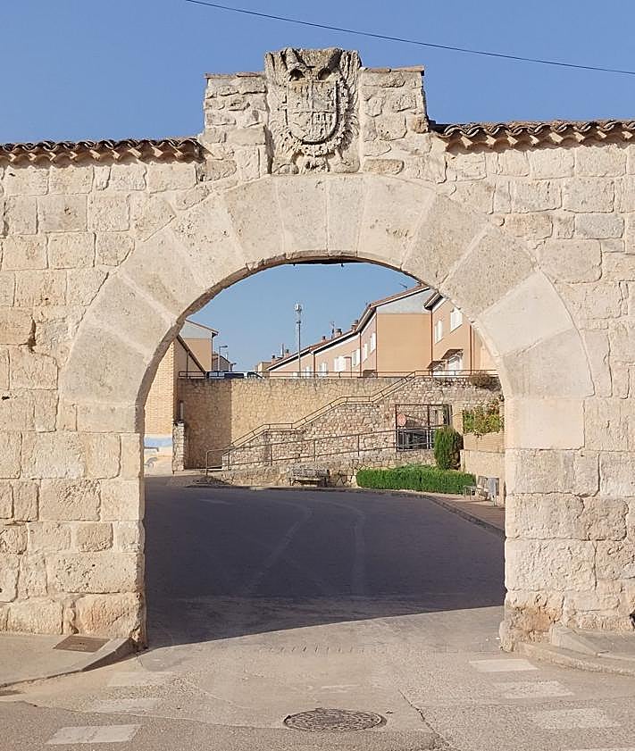 Imagen secundaria 2 - Imágenes de la estatua de Juana I y puntos en los que tendrá lugar la representación.