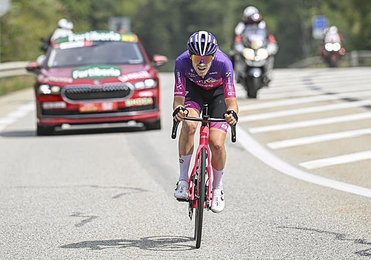 Sinuhé Fernández ataca en solitario en la parte final de la etapa.