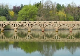 El puente de cartón reciclado instalado en Covarrubias.