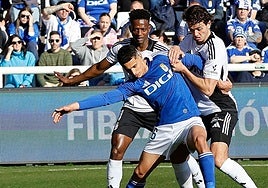 Barès, junto a Arroyo, en el partido frente al Real Oviedo de la temporada pasada.