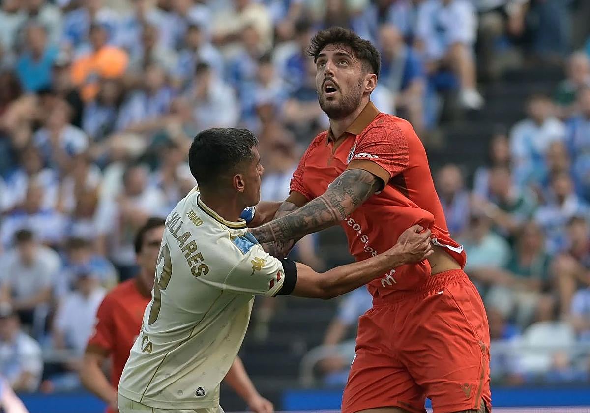 Fer Niño, en un lance de juego durante el partido frente al Deportivo de La Coruña.