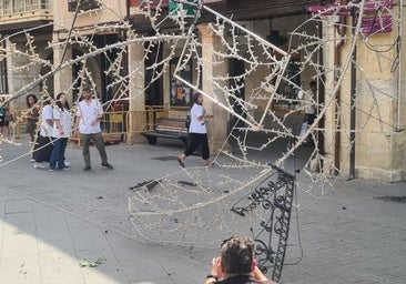 Susto en Aranda al caerse las luces de fiestas en mitad de la Plaza Mayor