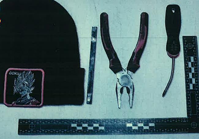 Herramientas empleadas para forzar la puerta y robar en la frutería.