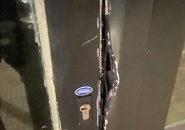 Imagen de la puerta forzada en la frutería de Burgos.