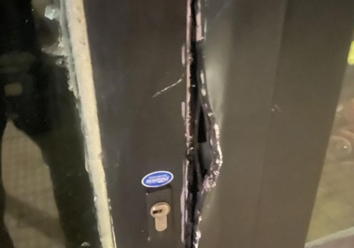 Imagen de la puerta forzada en la frutería de Burgos.