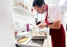 Jaime Carazo elaborando un helado.