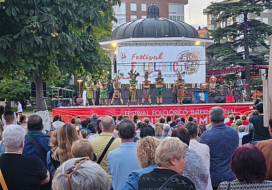 Multitud de personas se reunieron en torno al folclore en el parque Antonio Machado