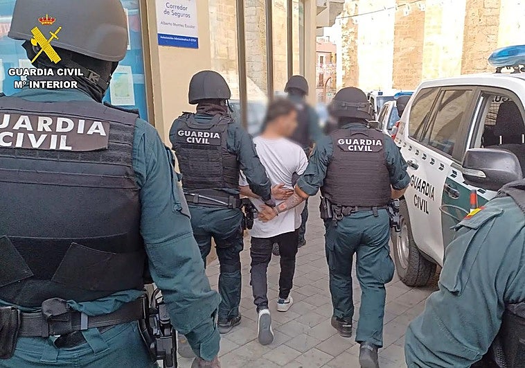 Momento de una de las detenciones realizadas por la riña tumultuaria de Roa.
