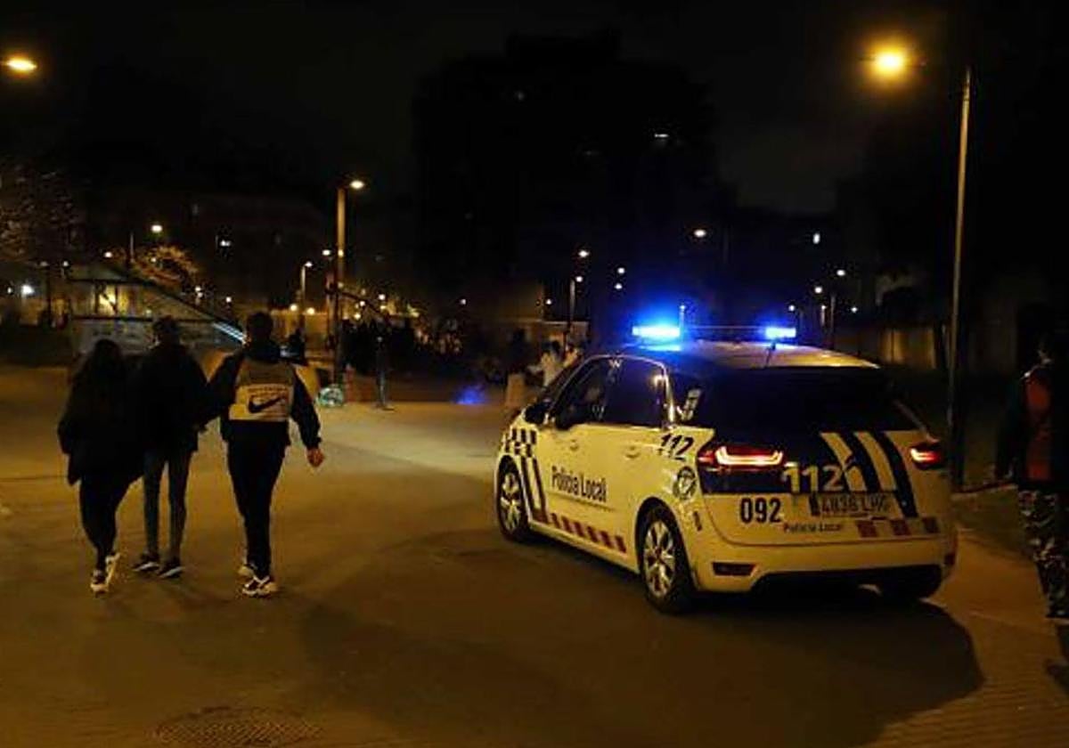 Imagen de archivo de la Policía Local de Burgos patrullando de noche.